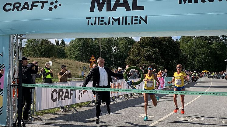 Meraf Bahta vinner Tjejmilen och Finnkampens 10 000 meter efter spurtduell