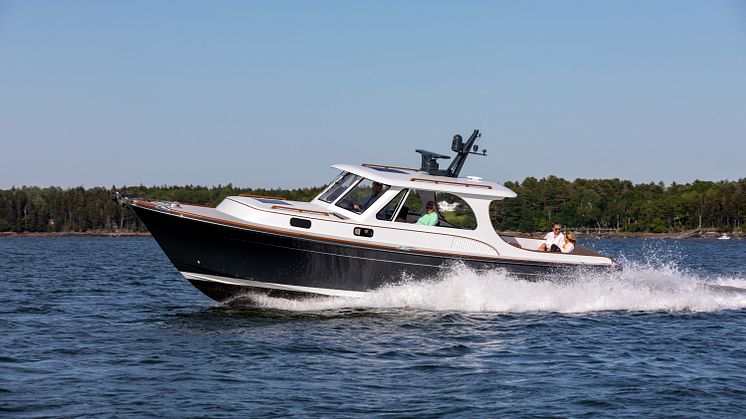 Shadow, the first vessel in the new Hood 35 LM series, features twin YANMAR 6LY440s coupled to a pair of Hamilton Waterjet HJX29s.     Credit: Lyman-Morse