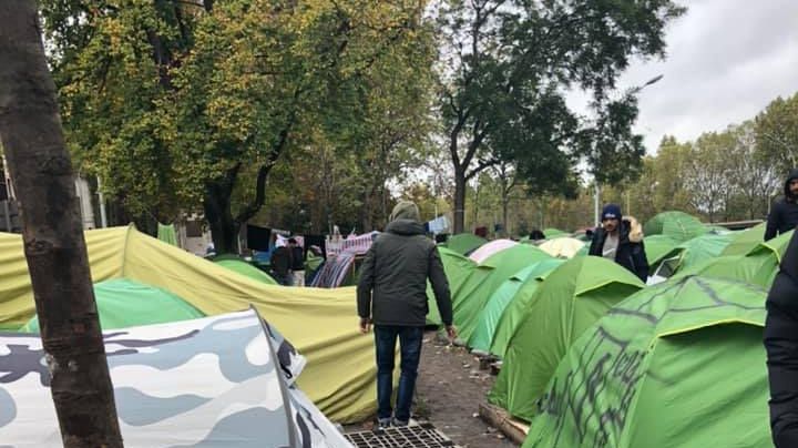 Många blev av med alla sina tillhörigheter när polisen slog till mot tältlägret i Paris.