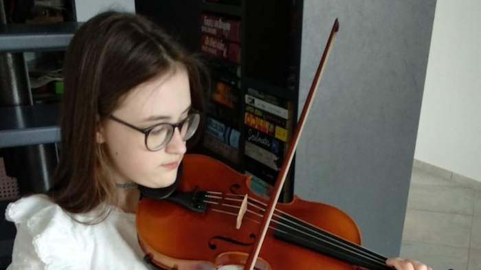 Agnese Kornejeva - en elvaårig talangfull violinist i Lettland - med sin nya Rotary-violin.