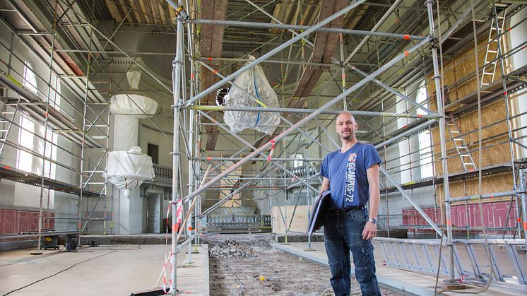 Urban Hedrén var platschef vid renoveringen av Söderfors kyrka. Här står han inne i kyrkorummet under renoveringstiden.