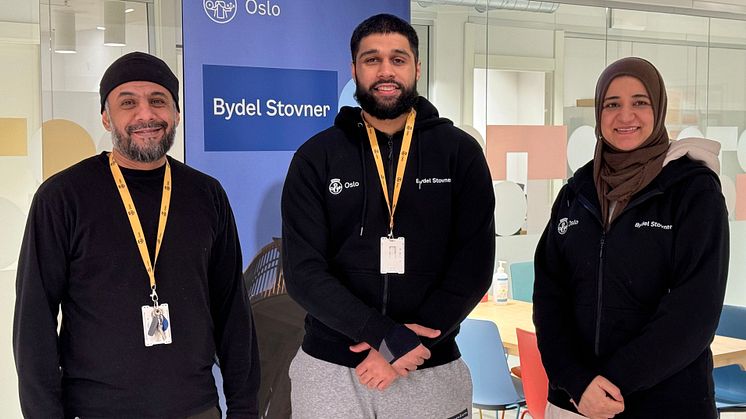 Teamleder Thamer, bydelsvert Hassan og  mangfoldskontakt Shabana møter innbyggerne på Stovner med et smil. 