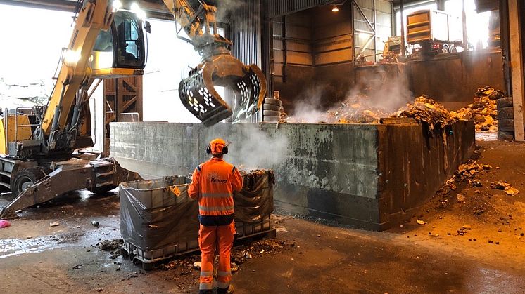 Vid plockanalyser samlar man i 32 ton avfall från olika områden i Göteborg. Avfallet ordnas sedan efter nio huvudfraktioner, 23 sekundära underfraktioner och 39 tertiära. Foto: Bo von Bahr