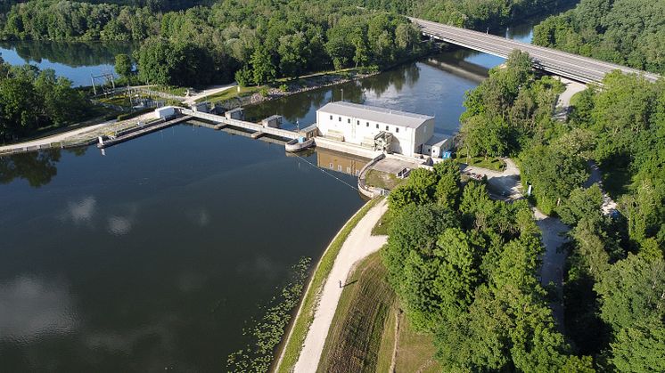 Aufgrund eines technischen Defekts ist die Kahnschleuse (links am Ufer zu sehen) am Donau-Kraftwerk Oberelchingen vorübergehend außer Betrieb.