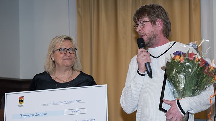 Carina Toro Hartman (S), ordförande i Kommunala tillgänglighetsrådet, delar ut Örebro kommuns tillgänglighetspris 2018 till  Göran P Andersson, Förvaltningen för funktionsstöd