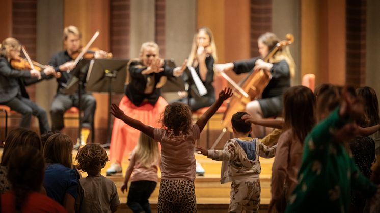MINI-konsert för barn upp till 5 år, med Ida Lod och unga musiker ur Orkesterakademin, som är knuten till Kungliga Filharmonikerna. Foto: Nadja Sjöström