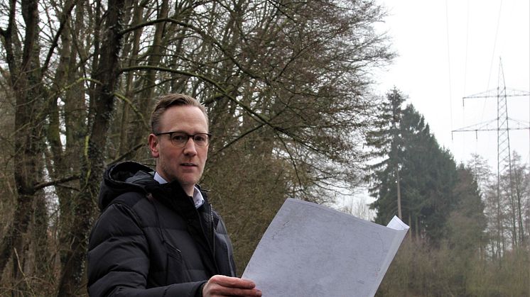 Franjo Senger, Leiter Stromanlagen und Hochspannungs-Leitungen bei Westfalen Weser Netz, mit dem Leitungsplan im Herforder Uhlenbachtal.