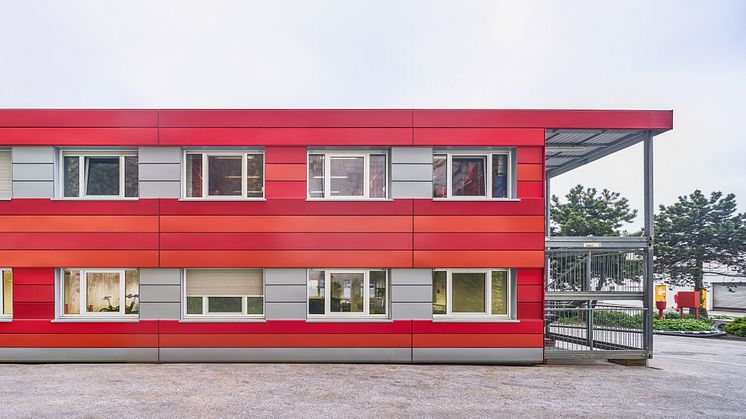 Die neue Werkfeuerwehr von Hydro. Die moderne Metallfassade in unterschiedlichen Rottönen schafft eine interessante plastische Optik und kaschiert die einzelnen Module elegant. 