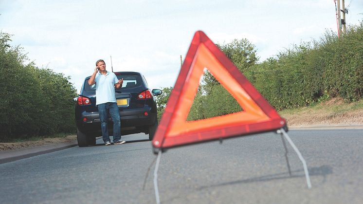 Hjælpen er altid lige i nærheden, for der følger et helt års vejhjælp med, når man får serviceret sin bil efter forskrifterne hos AutoMester E+