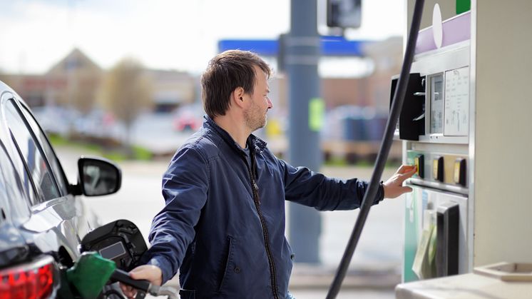 Tårnhøje brændstofpriser: Fem råd til at køre længere på literen