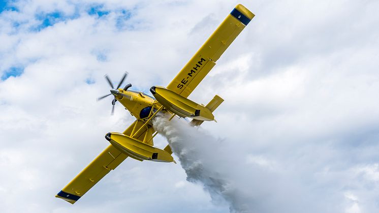 Skopande flygplan deltar i bekämpning av stor gräsbrand i Husby