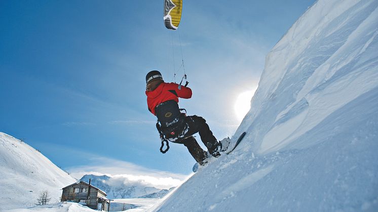 Snowkiting in Brig-Simplon im winterlichen Wallis