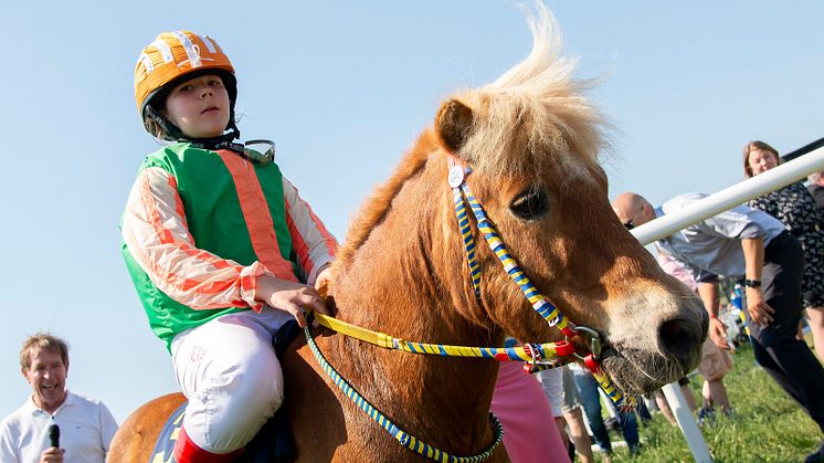 Bildtext: Alva Malmström och Norrskenets Grim vid vinsten i samband med Nationaldagsgaloppen på Gärdet. Foto: Elina Björklund, Svensk Galopp