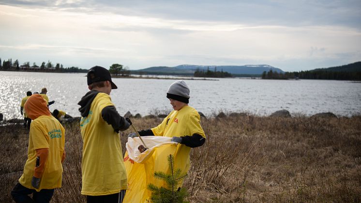 Idrottsungdomar i Arjeplog, Lappland, städar sitt samhälle under Klara, färdiga, städa! 2023.