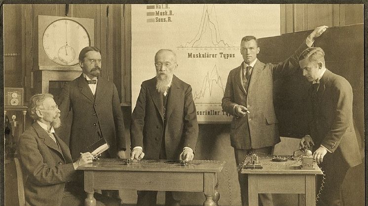 Wilhelm Wundt (Mitte) und seine Mitarbeiter am Leipziger Institut, um 1910