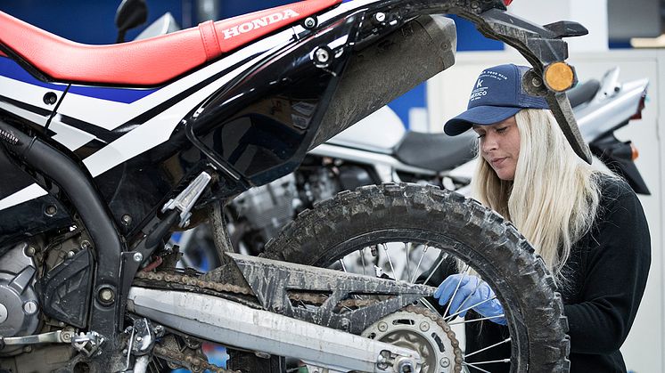 Billede fra motorcykelmekanikeruddannelsen på TEC.