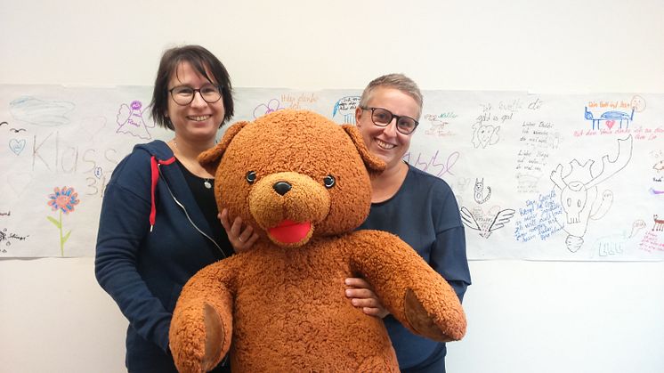 Kerstin Stadler von Bärenherz freut sich über die Spende der Helios Klinik in Leisnig, die von Juliane Dylus übergeben wurde