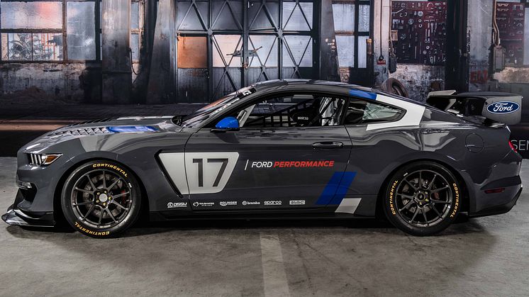 A Ford Performance a 2016-os SEMA Show-n mutatta be a vadonatúj, teljesen versenykész, globális Mustang GT4 versenyautót