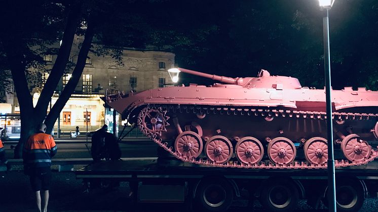 Pink Tank anlände till Raoul Wallenbergs Torg i torsdags kväll. Foto: Kommuninvest