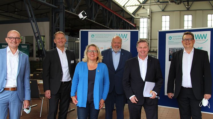 Bundesumweltministerin Svenja Schulze mit den Geschäftsführern von Westfalen Weser Andreas Speith und Jürgen Noch, Kirchlengerns BGM Rüdiger Meier, Herfords BGM Tim Kähler sowie MDB Stefan Schwartze (v.l.)