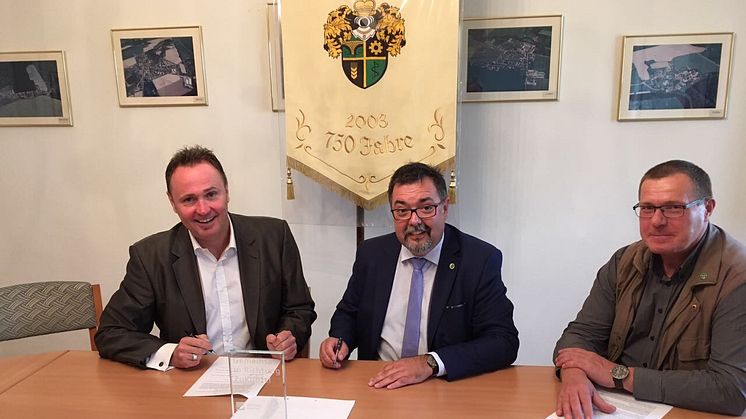 Thomas Pöge - Bürgermeister von Thallwitz (Mitte) unterzeichnet den Kooperationsvertrag mit Deutsche Glasfaser für den Ausbau des Internets in Thallwitz und Kollau. 