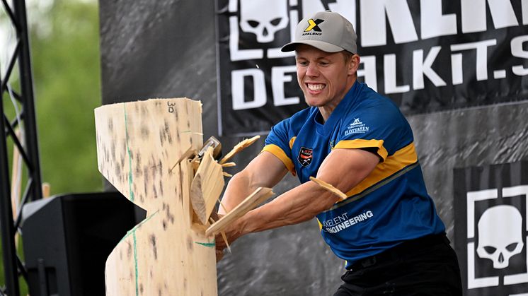 Ferry Svan tog guld i säsongens första TIMBERSPORTS® tävling, trots diskvalificering i sista grenen. Totalt vann Sverige tre guld under tävlingshelgen.