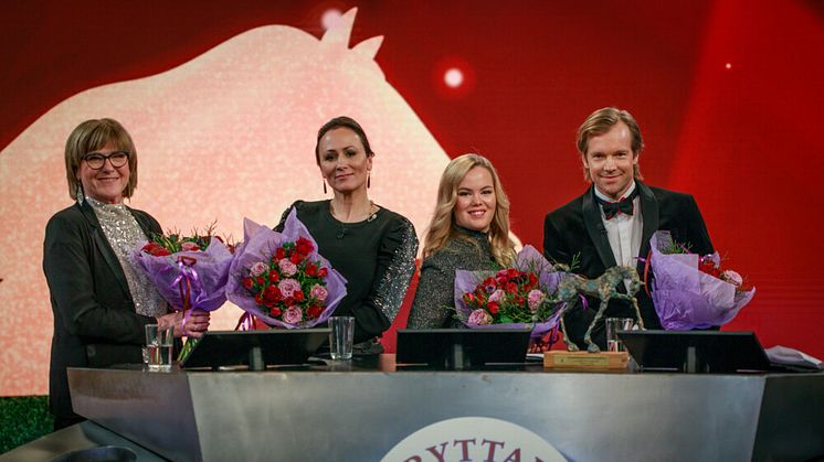 Elisabet Lundholm, Lisen Bratt Fredricson, Lina Dolk och Henrik Johnsson guidade tittarna genom den direktsända galakvällen.