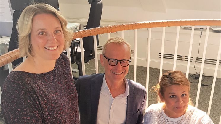 SoftOne satsar inom Tid, Bemanning och Lön med de två nya medarbetarna Cristel Annell (t.v.) och Lina Brådhe (t.h.), här tillsammans med SoftOne Groups CEO och grundare, Håkan Lord.