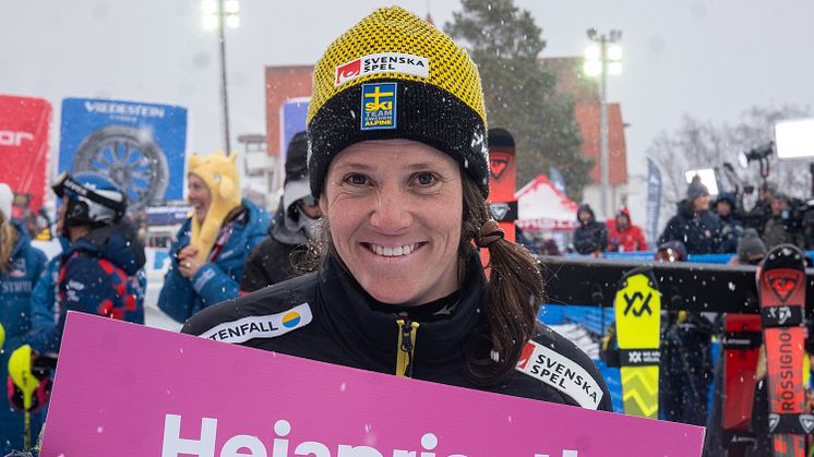Sara Hector ger Hejapris-pengar till fadderverksamhet i Kungsbergets Alpina Klubb