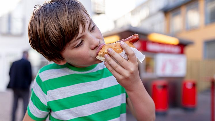 DEST_ICELAND_PEOPLE_BOY_KID_EARTING_HOTDOG_GettyImages-1162048306_Universal_Within usage period_90050