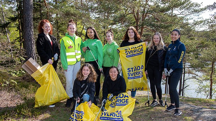 Matilda, Alva, Nelly, Ema, Selma, Sandra, Celine samt Tuva och Emelie (framför) från Storås ridklubb plockade skräp runt Bergsjöbadet.