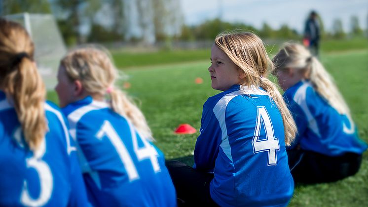 Ett sextiotal föreningar med barn- och ungdomsverksamhet har hittills fått stöd från Föreningsmiljonerna. "Vi vill att barn och ungdomar ska påverkas så lite som möjligt av de ökade kostnaderna".