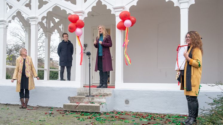 Maria Sundqvist, Malmö Operaverkstad överlämnar en present till Lone Lindström, Drömmarnas hus. Med anledning av Drömmarnas hus 30-års jubileum.