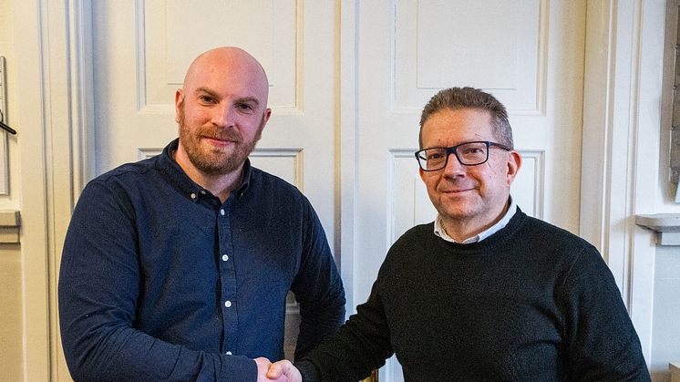 Bild: Joachim Englund, vd, hälsar Filip Fornlöf varmt välkommen. Foto: Structor