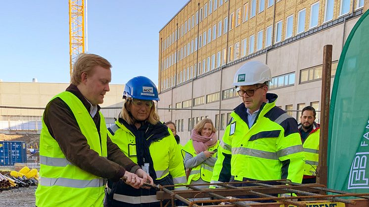 Stockholms bostads- och fastighetsborgarråd Dennis Wedin, NCC:s avdelningschef Annika Grönberg och Familjebostäders VD Jonas Schneider