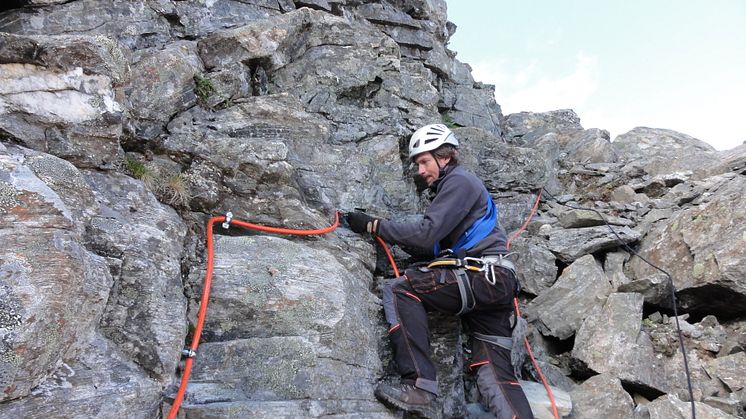 Mannen : Simen Tolgensbakk går over kommunikasjon og strømkabler i fjellmassivet Mannen. 