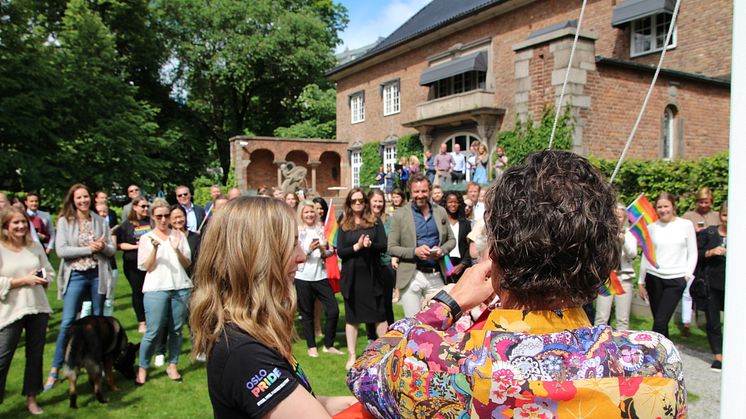 Petter Stordalen heiser Pride-flagget på Nordic Choice Hotels hovedkvarter på Frogner i Oslo 26. juni 2017. FOTO: Nordic Choice Hotels