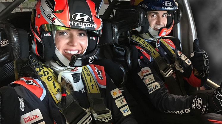 Molly prøver seg som kartleser med Hyundais Dani Sordo.