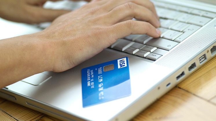 Češi si oblíbili platbu kartou na zahraničních  e-shopech. Loni na nich utratili o 17 % více než v roce 2015