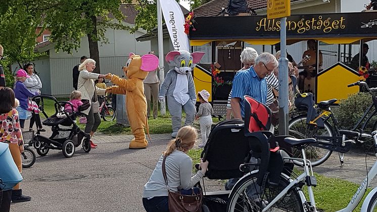 Allsångståget, som hölls inom de dåvarande riktlinjerna för hur vi kan arbeta under pandemin, är en av de bosociala insatserna LKF gjort för att sprida glädje och trygghet under 2020.