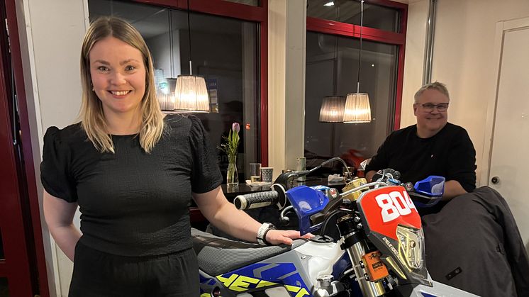 Emelie med sin nya motorcykel. Pappa Mikael i teamet är med i bakgrunden.