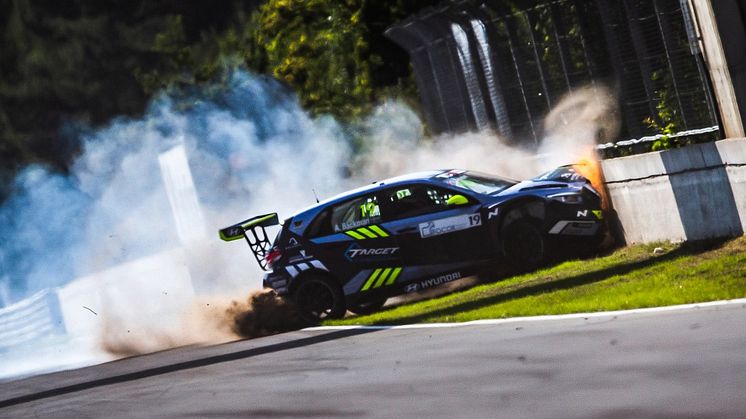Andreas Bäckman’s crash in Race 1. Photo: TCR Europe (Free rights to use the images)