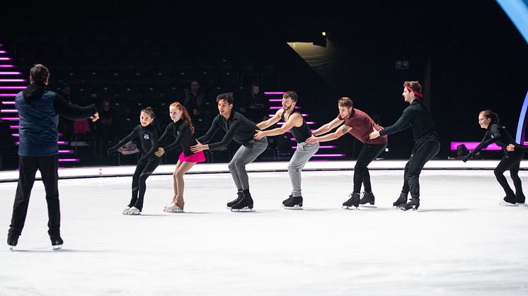Die HOLIDAY ON ICE ACADEMY Nachwuchstalente mit den Dancing on Ice Trainern bei den Vorbereitungen auf Dancing on Ice