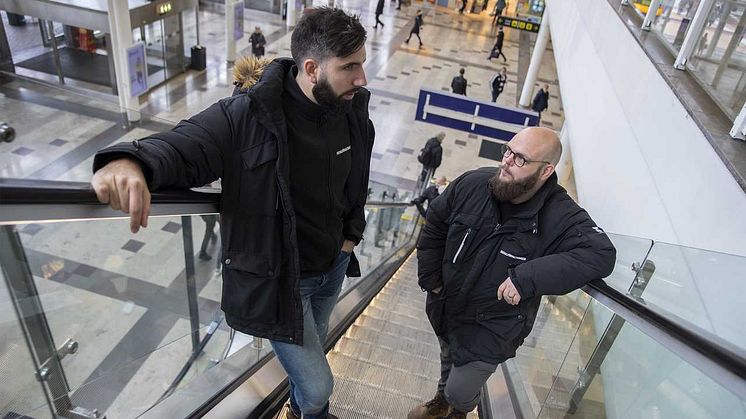 Socialarbetarna Steven Zutic och Johan Lunell jobbar mycket på Knutpunkten, inte minst vid tullen för att möta upp ungdomar som varit i Danmark.