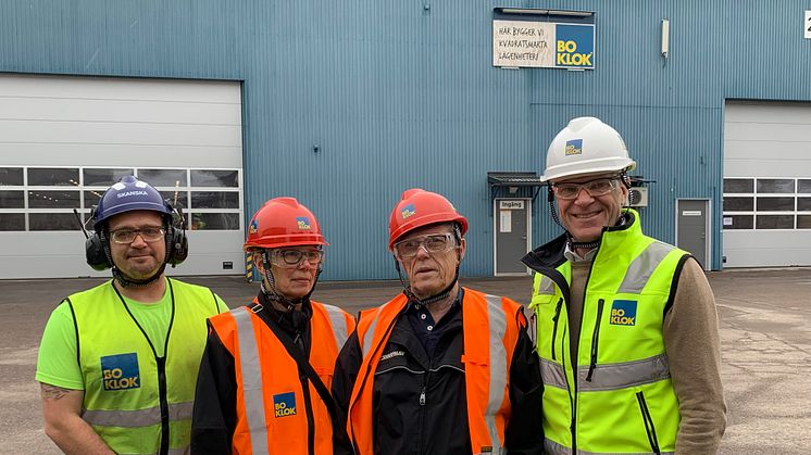 Daniel Gustavson (längst till vänster) och fabrikschef Mikael Lundin (längst till höger) tog emot och visade Rosie och Lasse runt i fabriken i Gullringen.