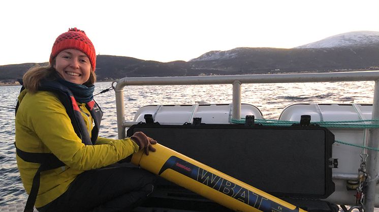 Muriel Dunn med ekkoloddet Simrad EK80 (Foto: Sanna Matsson)