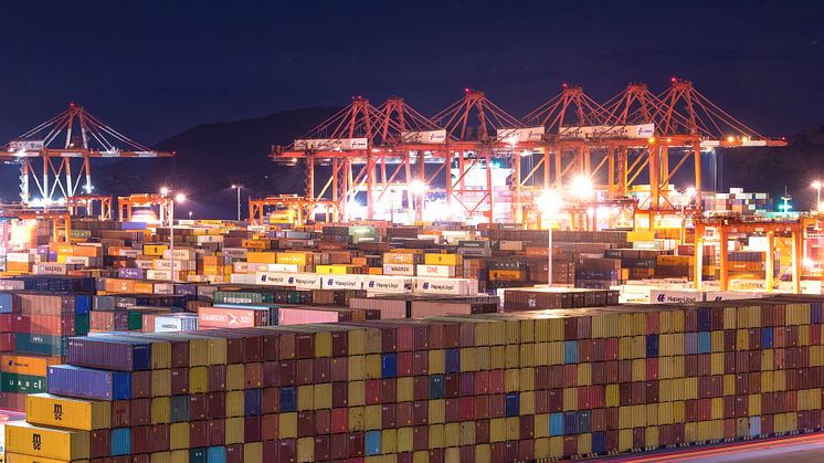 Hantering av gods sker bland annat på hamnterminaler i Kina och Europa