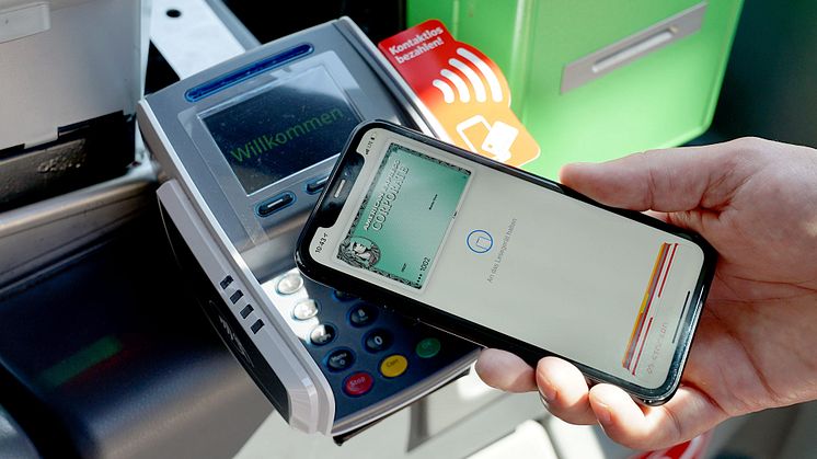 Ab sofort können Fahrgäste in den grünen go.on Bussen ihre Tickets neben Bargeld auch mit Girocard und Kreditkarte bezahlen. Der Projektstart war sehr erfolgreich und bietet Potenzial für eine lokale Erweiterung und bundesweite Verbreitung.