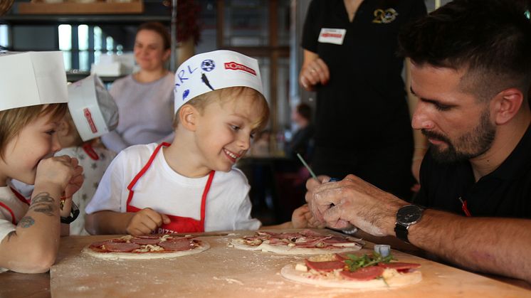 Strahlende Kinderaugen beim Bambini Pizzabacken in der L'Osteria