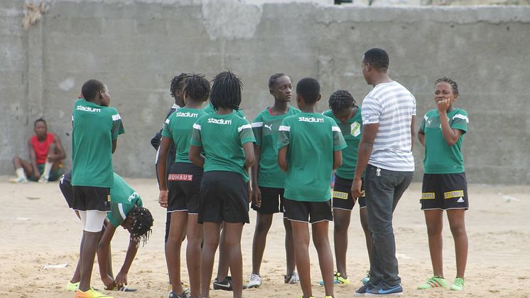 Fotbollskläder till flickor i Mocambique